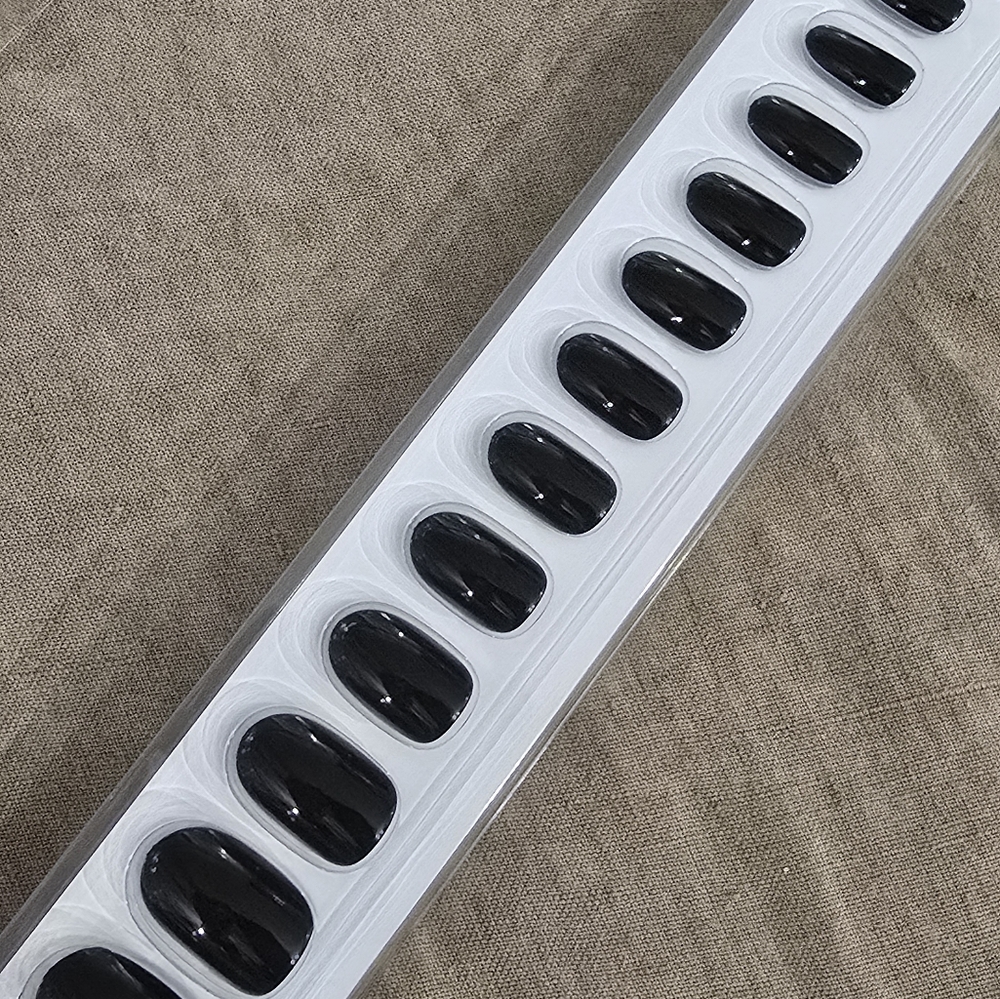 Static Nails Dark Room Round Reusable Manicure - Black